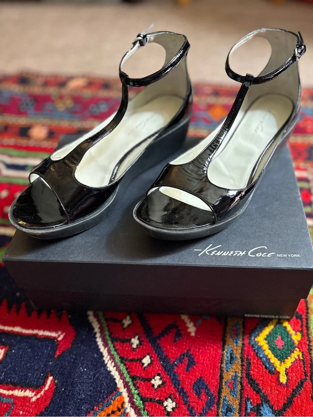 Sz 9.5 Kenneth Cole New York patent leather t strap open toe platform sandel